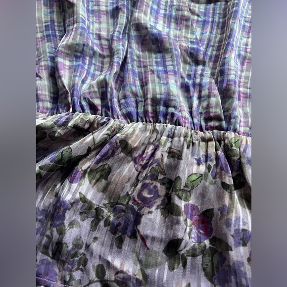 Cabi sleeveless blouse, size large, beautiful purple print. Snap at bust - Picture 4 of 4